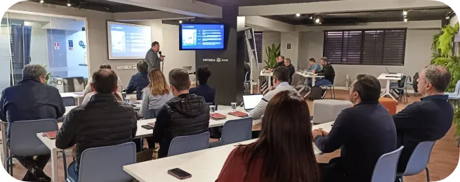 Participantes da Electrolux em sala, durante a jornada em Inteligência Artificial