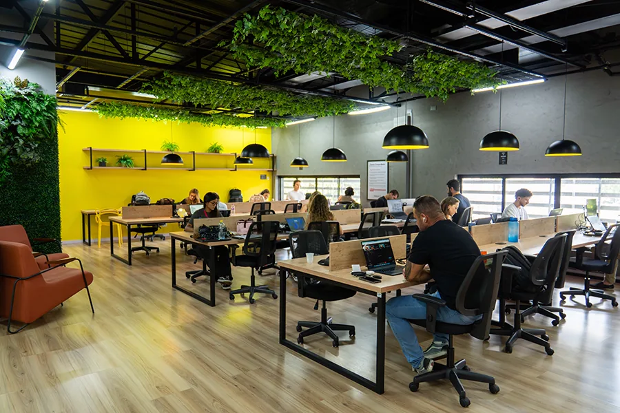 Estações de trabalho do coworking das startups residentes