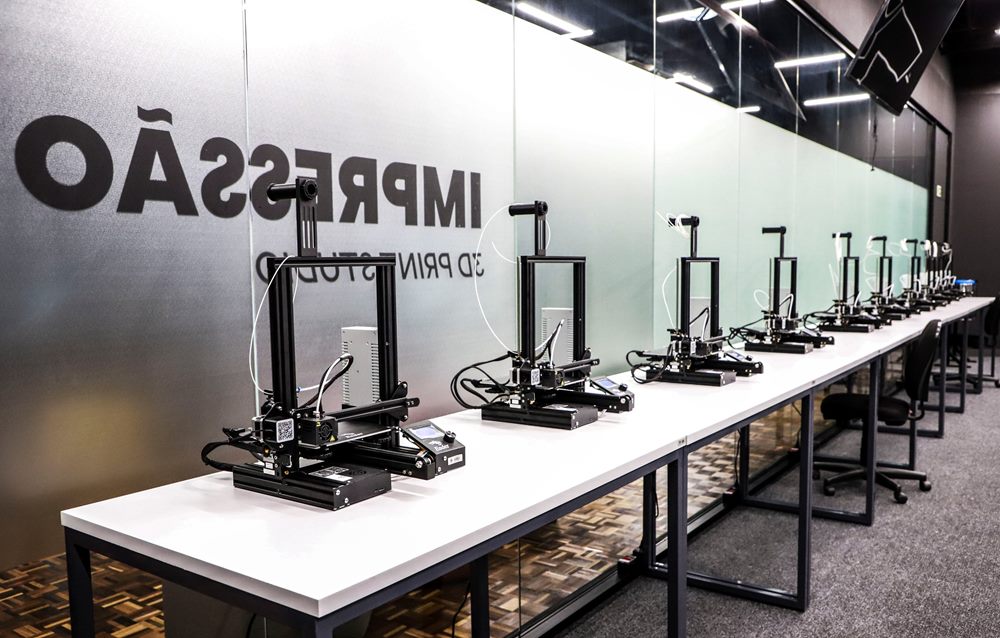 Fileira de impressoras 3D em laboratório de prototipagem