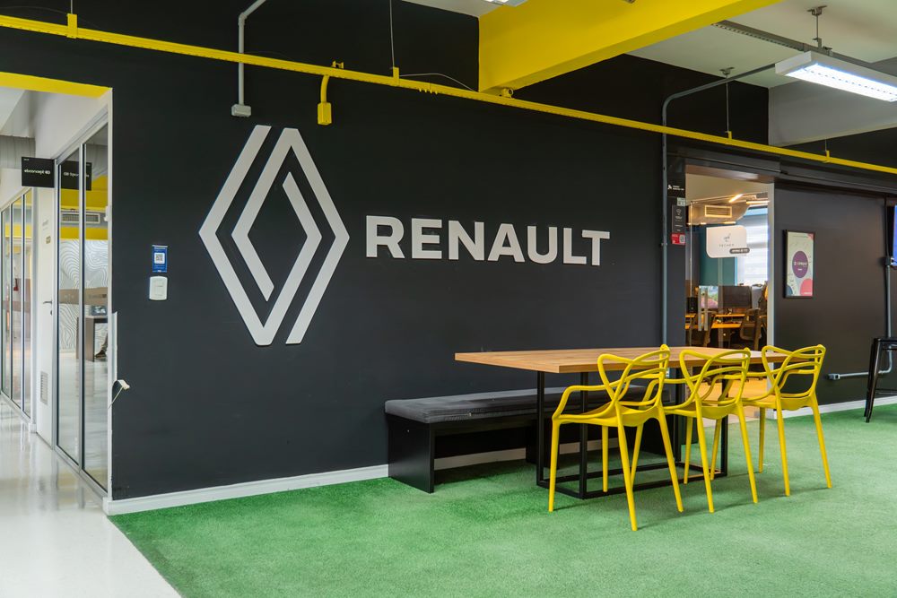 Espaço da Renault no Hub, com mesa e cadeiras amarelas