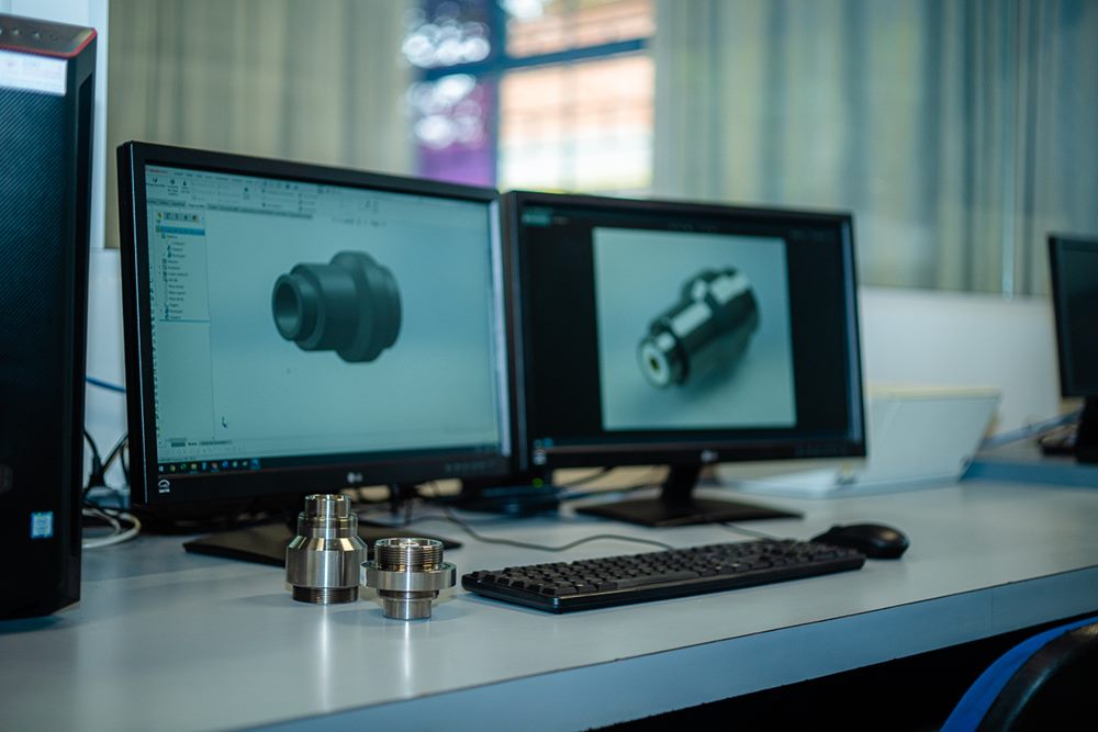 Monitores com modelagem 3D de peças mecânicas