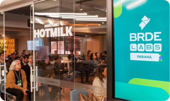 Auditório da HOTMILK lotado durante evento do BRDE Labs Paraná