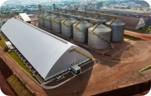Vista aérea da unidade de armazenagem de grãos da Cocamar, com silos e um grande armazém