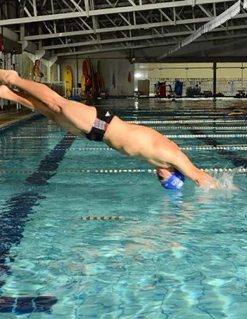 Nadador na piscina do complexo esportivo da PUCPR