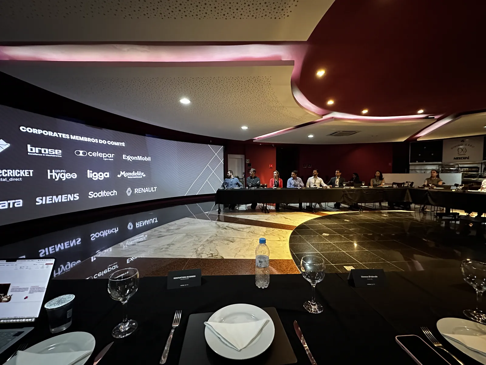Executivos de grandes empresas reunidos em mesa redonda na Confraria Innovation & Business