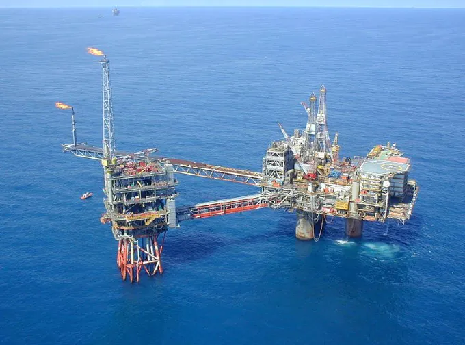 Plataforma de petróleo em alto-mar