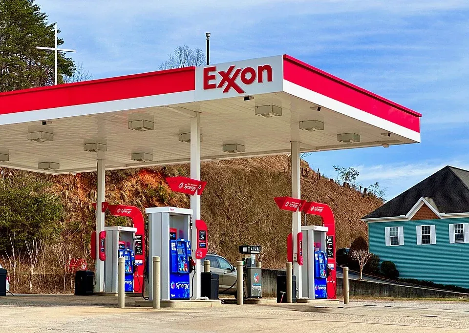 Posto de combustíveis Exxon com bombas de abastecimento