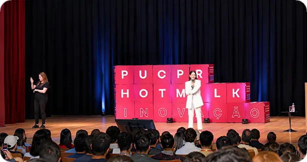 Palco de evento PUCPR HOTMILK Inovação com plateia