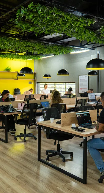 Coworking da HOTMILK com posições flexíveis de trabalho