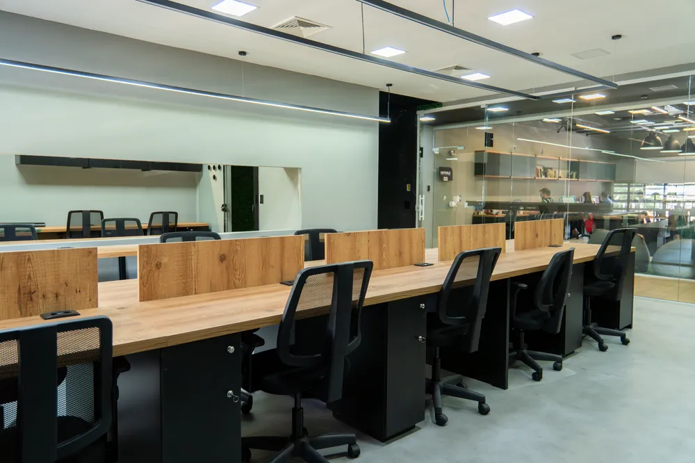 Sala privativa equipada com bancadas de trabalho